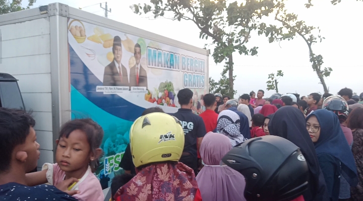 Detik-detik warga masyarakat saat menunggu pembagian takjil gratis di depan GSG Dewi Sri, Purwodadi. Sabtu (14/3/2026) pukul 17.00 WIB.