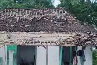 Atap rumah nampak porak poranda usai ledakan bahan mercon
