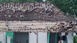 Atap rumah nampak porak poranda usai ledakan bahan mercon