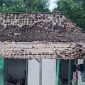 Atap rumah nampak porak poranda usai ledakan bahan mercon