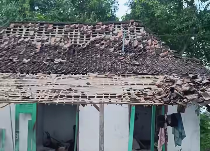 Atap rumah nampak porak poranda usai ledakan bahan mercon