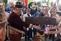 Bupati Grobogan, Setyo Hadi, saat nabuh gong dimulainya rebutan gunungan hasil tani. Selasa (3/3/2026).