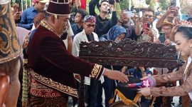 Bupati Grobogan, Setyo Hadi, saat nabuh gong dimulainya rebutan gunungan hasil tani. Selasa (3/3/2026).