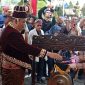 Bupati Grobogan, Setyo Hadi, saat nabuh gong dimulainya rebutan gunungan hasil tani. Selasa (3/3/2026).