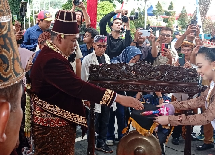Bupati Grobogan, Setyo Hadi, saat nabuh gong dimulainya rebutan gunungan hasil tani. Selasa (3/3/2026).