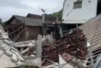 Sebanyak 25 rumah ambruk atau rusak berat akibat tanah bergerak di desa Cijambe, Kec. Bantargadung, Kab. Sukabumi. Selasa (3/3/2026).