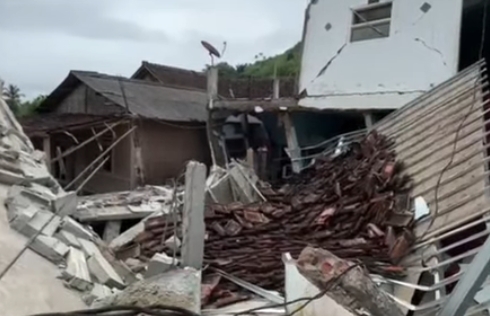 Sebanyak 25 rumah ambruk atau rusak berat akibat tanah bergerak di desa Cijambe, Kec. Bantargadung, Kab. Sukabumi. Selasa (3/3/2026).