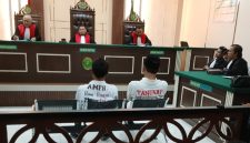 Nampak Botok dan Teguh saat terima putusan terkait pemblokiran jalan yang mengakibatkan kemacetan di PN Pati.