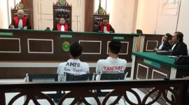 Nampak Botok dan Teguh saat terima putusan terkait pemblokiran jalan yang mengakibatkan kemacetan di PN Pati.