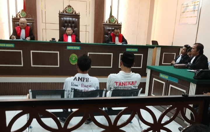Nampak Botok dan Teguh saat terima putusan terkait pemblokiran jalan yang mengakibatkan kemacetan di PN Pati.