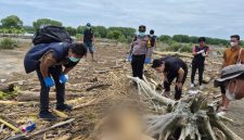 Polisi saat cek jenazah di TKP, di kawasan Pantai Glagah Wangi Istambul, Desa Tambakbulusan, Kecamatan Karangtengah, Kabupaten Demak, Sabtu (7/3/2026).