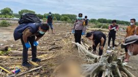 Polisi saat cek jenazah di TKP, di kawasan Pantai Glagah Wangi Istambul, Desa Tambakbulusan, Kecamatan Karangtengah, Kabupaten Demak, Sabtu (7/3/2026).