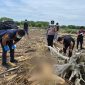 Polisi saat cek jenazah di TKP, di kawasan Pantai Glagah Wangi Istambul, Desa Tambakbulusan, Kecamatan Karangtengah, Kabupaten Demak, Sabtu (7/3/2026).