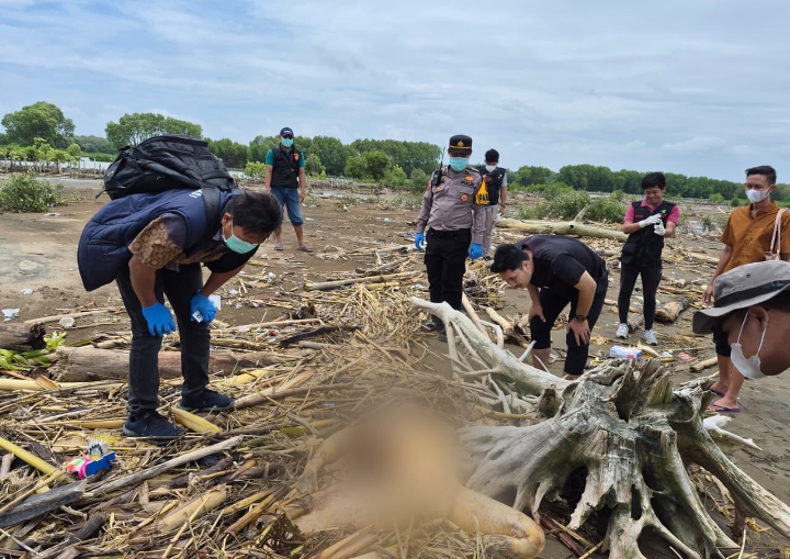 Polisi saat cek jenazah di TKP, di kawasan Pantai Glagah Wangi Istambul, Desa Tambakbulusan, Kecamatan Karangtengah, Kabupaten Demak, Sabtu (7/3/2026).