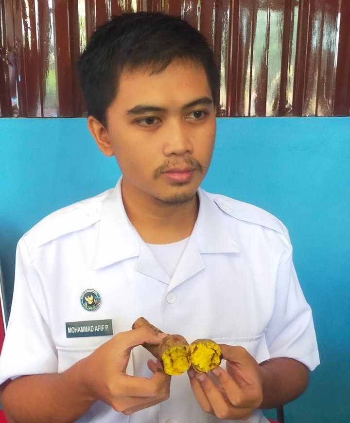 Kepala Satuan Pelayanan Pemenuhan Gizi (SPPG) Pesantren Miftahul Sa'adah, Mohammad Afif P. saat memberikan klarifikasi terkait ciri khas Ubi Cilembu yang sempat viral.
