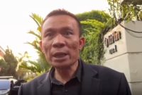 Peneliti digital forensik Rismon Sianipar, saat memberikan keterangan terkait kedatangannya di rumah Jokowi. Kamis (12/3/2026).