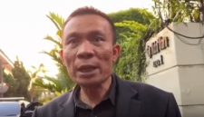 Peneliti digital forensik Rismon Sianipar, saat memberikan keterangan terkait kedatangannya di rumah Jokowi. Kamis (12/3/2026).