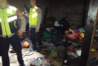 Polisi saat cek TKP terjadinya kebakaran.