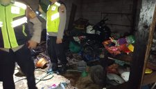 Polisi saat cek TKP terjadinya kebakaran.