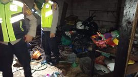 Polisi saat cek TKP terjadinya kebakaran.