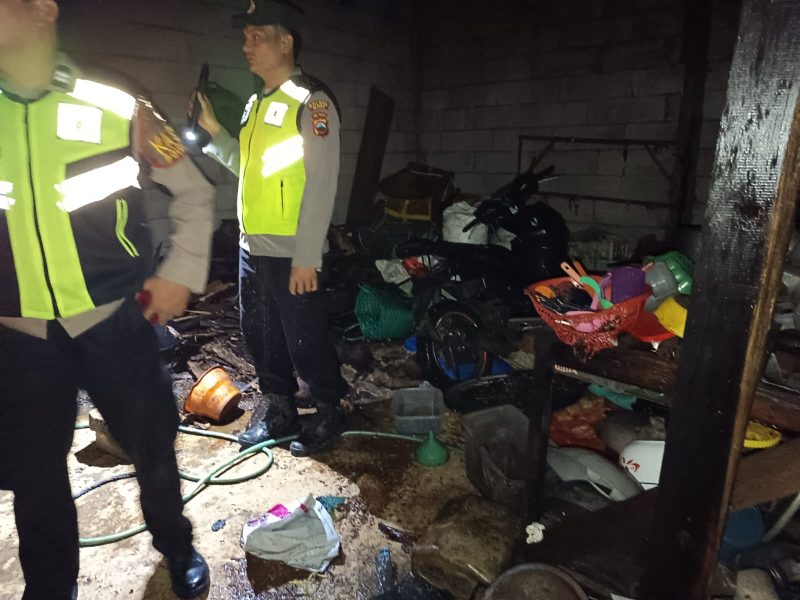 Polisi saat cek TKP terjadinya kebakaran.