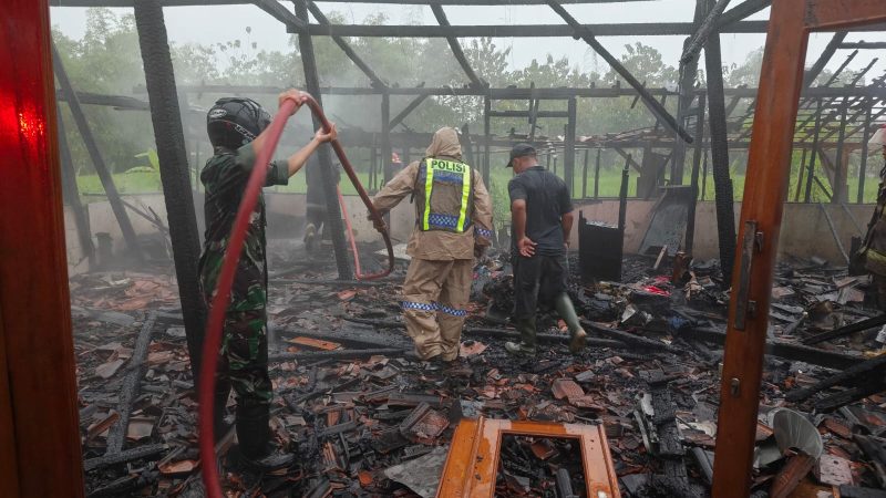 Kondisi rumah usai kebakaran akibat tersambar petir.