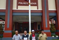 Aliansi Masyarakat Peduli Makan Bergizi Gratis (AMPM) usai melaporkan dugaan tindak pidana keracunan massal di Polres Kudus, Selasa (14/4/2026).
