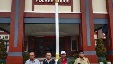 Aliansi Masyarakat Peduli Makan Bergizi Gratis (AMPM) usai melaporkan dugaan tindak pidana keracunan massal di Polres Kudus, Selasa (14/4/2026).