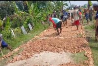 Ratusan warga Sumberejo, kec. Randublatung, Blora, saat memperbaiki jalan kabupaten yang rusak. Rabu (15/4/2026).