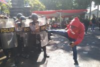 Polres Demak saat melakukan simulasi penanganan gangguan Kamtibmas.