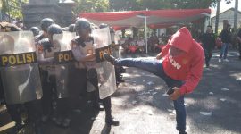 Polres Demak saat melakukan simulasi penanganan gangguan Kamtibmas.