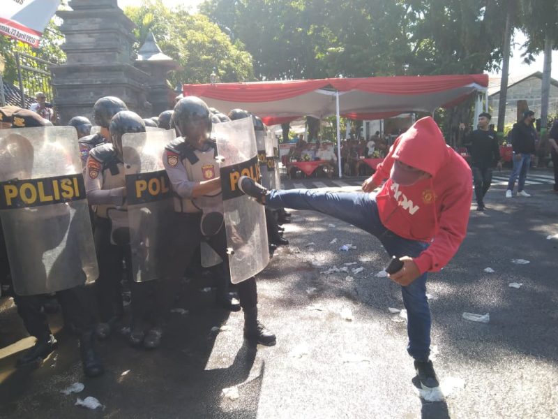 Polres Demak saat melakukan simulasi penanganan gangguan Kamtibmas.