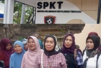 Foto: Ibu-ibu (emak-emak) Orang Tua Peduli Anak Grobogan, saat memberi keterangan kepada wartawan usai melaporkan HS ke Polres Grobogan. Kamis (2/4/2026).