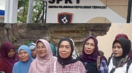 Foto: Ibu-ibu (emak-emak) Orang Tua Peduli Anak Grobogan, saat memberi keterangan kepada wartawan usai melaporkan HS ke Polres Grobogan. Kamis (2/4/2026).