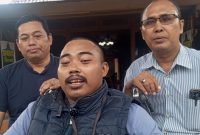 Foto: Erlangga, jurnalis difabel Jawa Timur, saat dimintai keterangan terkait kedatangannya di Grobogan. Kamis (2/4/2026).