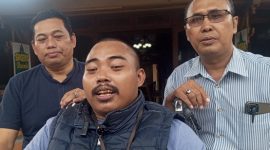 Foto: Erlangga, jurnalis difabel Jawa Timur, saat dimintai keterangan terkait kedatangannya di Grobogan. Kamis (2/4/2026).