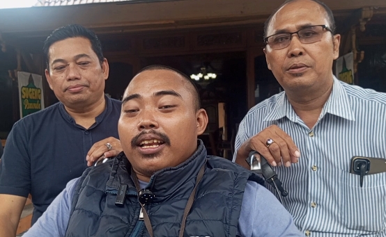Foto: Erlangga, jurnalis difabel Jawa Timur, saat dimintai keterangan terkait kedatangannya di Grobogan. Kamis (2/4/2026).