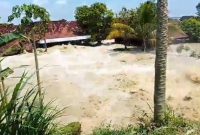 Foto: Tanggul Sungai Tuntang jebol di Kabupaten Demak, nampak luapan air deras memasuki pemukiman warga.