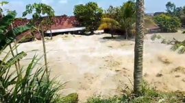 Foto: Tanggul Sungai Tuntang jebol di Kabupaten Demak, nampak luapan air deras memasuki pemukiman warga.