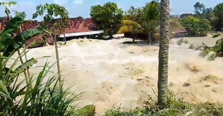 Foto: Tanggul Sungai Tuntang jebol di Kabupaten Demak, nampak luapan air deras memasuki pemukiman warga.