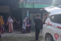 Foto: salah satu korban keracunan saat ditatih masuk ke ambulan.