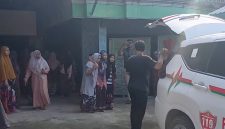 Foto: salah satu korban keracunan saat ditatih masuk ke ambulan.
