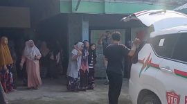 Foto: salah satu korban keracunan saat ditatih masuk ke ambulan.