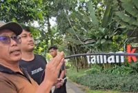 Pihak wifi saat menunjukan Kabel yang mencelakai pengguna jalan.