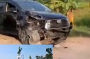 Foto: mobil ringsek saat melalui jalan tersebut, dan tulisan di jalan: 