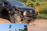 Foto: mobil ringsek saat melalui jalan tersebut, dan tulisan di jalan: 