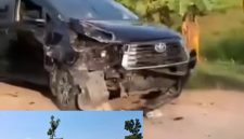 Foto: mobil ringsek saat melalui jalan tersebut, dan tulisan di jalan: 
