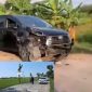 Foto: mobil ringsek saat melalui jalan tersebut, dan tulisan di jalan: 