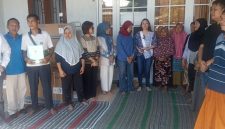 Warga korban dugaan ketidakadilan oleh PTUN Semarang saat berkumpul di Bulusan, Kec. Tembalang, Kota Semarang, berjuang mempertahankan tanahnya.
