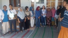 Warga korban dugaan ketidakadilan oleh PTUN Semarang saat berkumpul di Bulusan, Kec. Tembalang, Kota Semarang, berjuang mempertahankan tanahnya.
